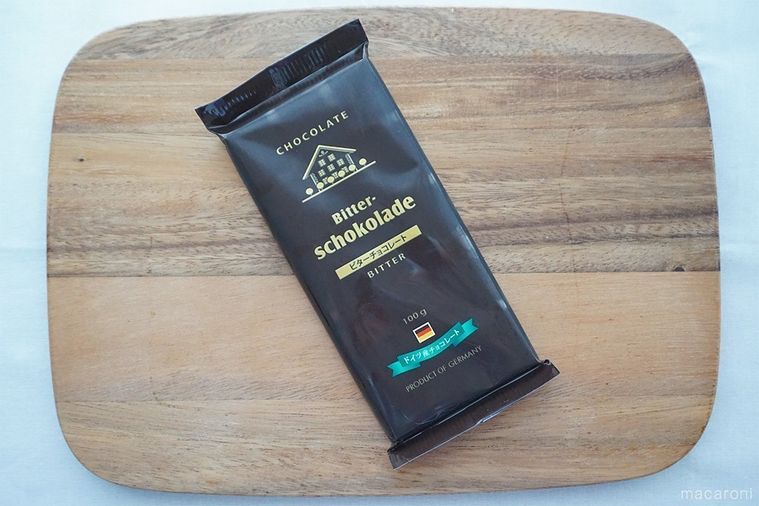 木のまな板にのせたビターチョコレートのパッケージ