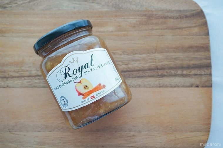木のまな板にのせたアップルシナモンジャムの瓶