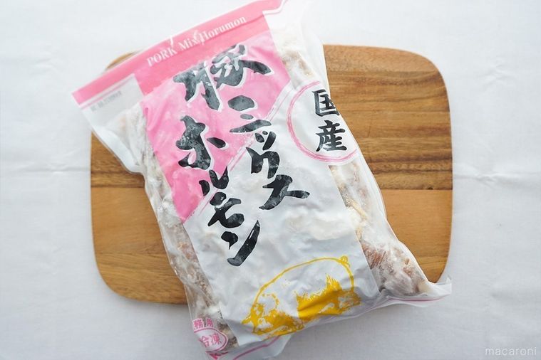 木のまな板にのせた国産豚ミックスホルモンのパッケージ