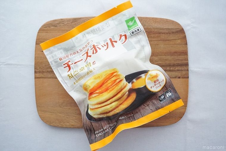 木のまな板にのせた冷凍チーズホットクのパッケージ