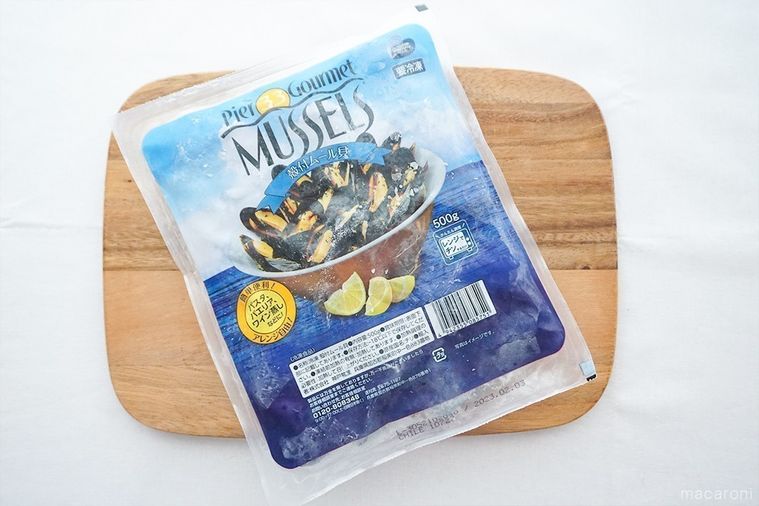 木のまな板にのせた冷凍殻付きムール貝のパッケージ