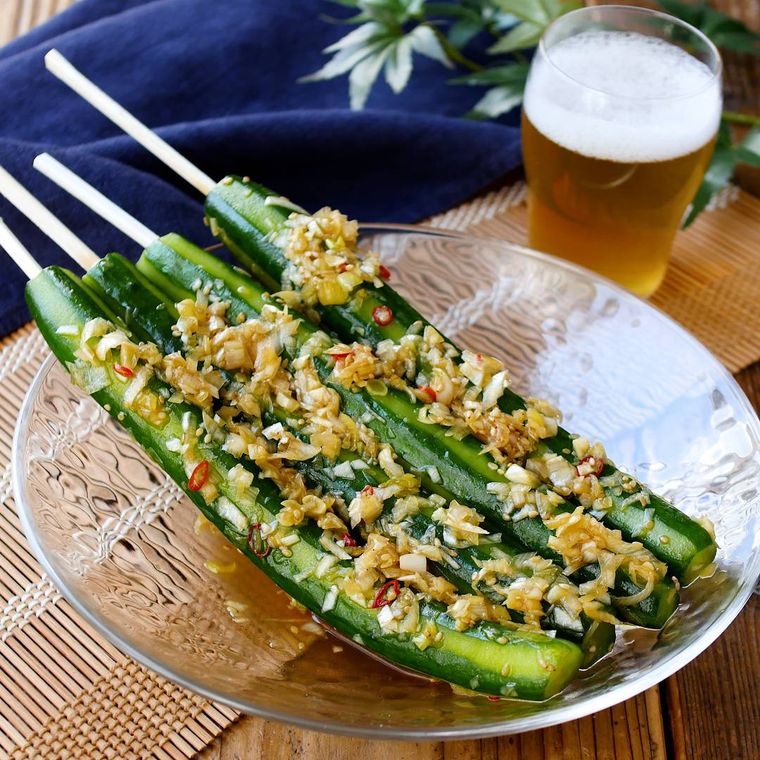 皿に盛られたきゅうりのねぎだく1本漬け