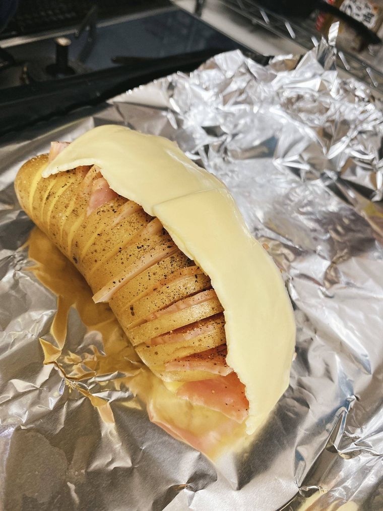 Twitterで15万いいね!史上最強じゃがいも料理「ハッセルバックポテト」レシピの画像