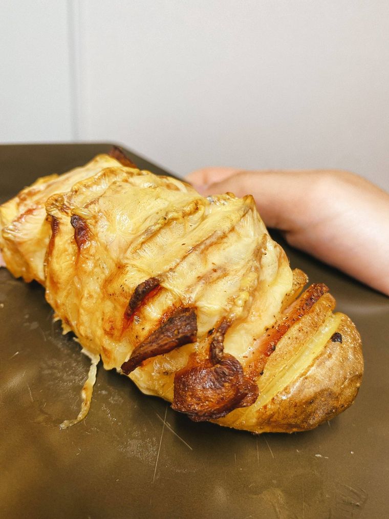 Twitterで15万いいね!史上最強じゃがいも料理「ハッセルバックポテト」レシピの画像