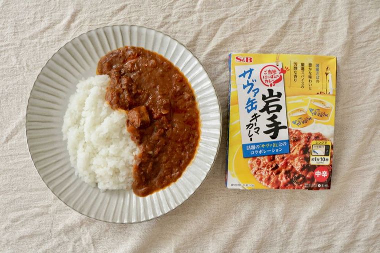 カレーライスとパッケージが並んでいる