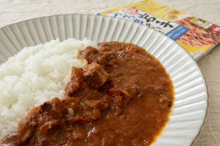 カレーライスとパッケージが並んでいる