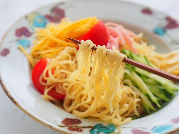 Sugakiya冷し中華醤油だれの麺を箸で持ち上げるところ