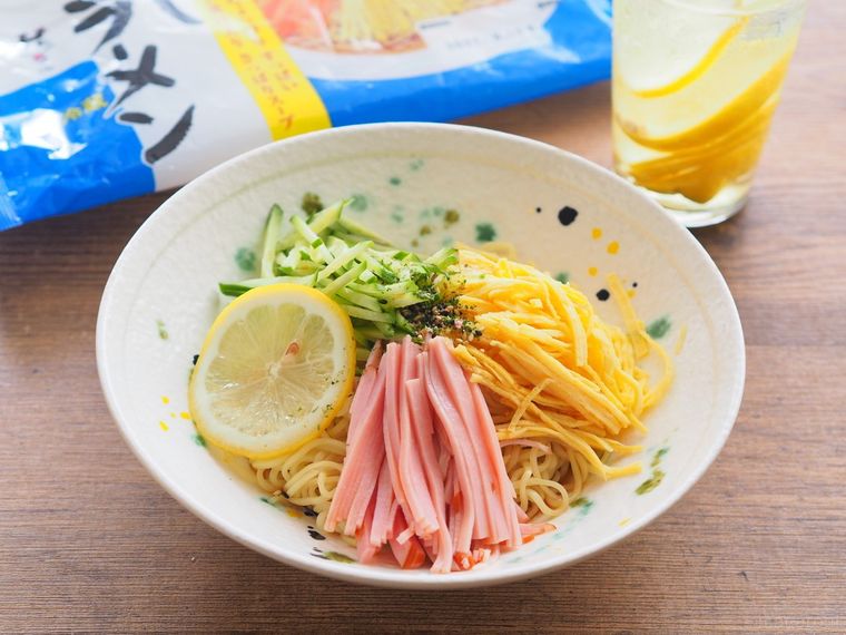 錦糸卵、ハム、きゅうり、スライスレモンをのせたSugakiyaの冷しラーメン