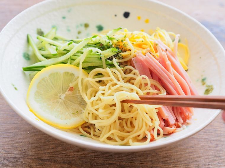 箸でSugakiya冷しラーメンの麺をほぐす様子