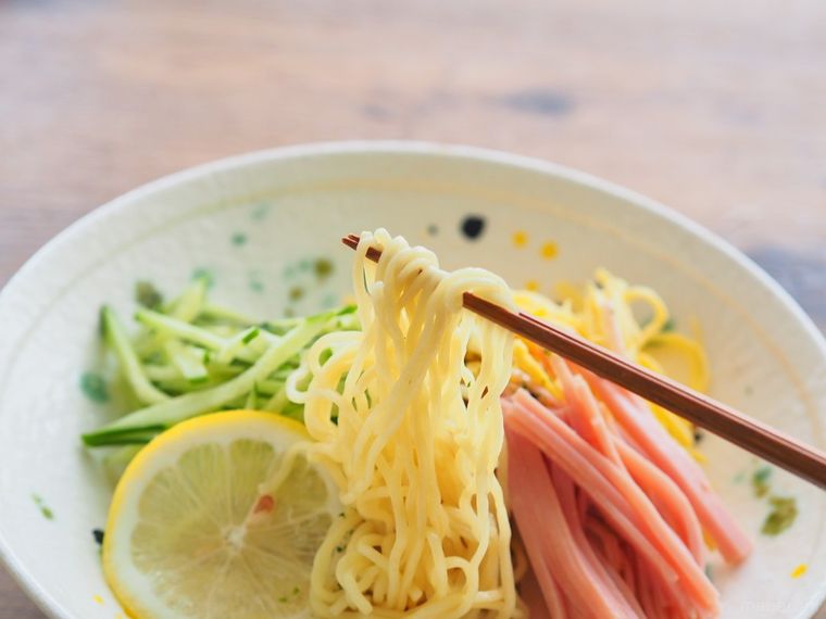 麺を箸で持ち上げる様子