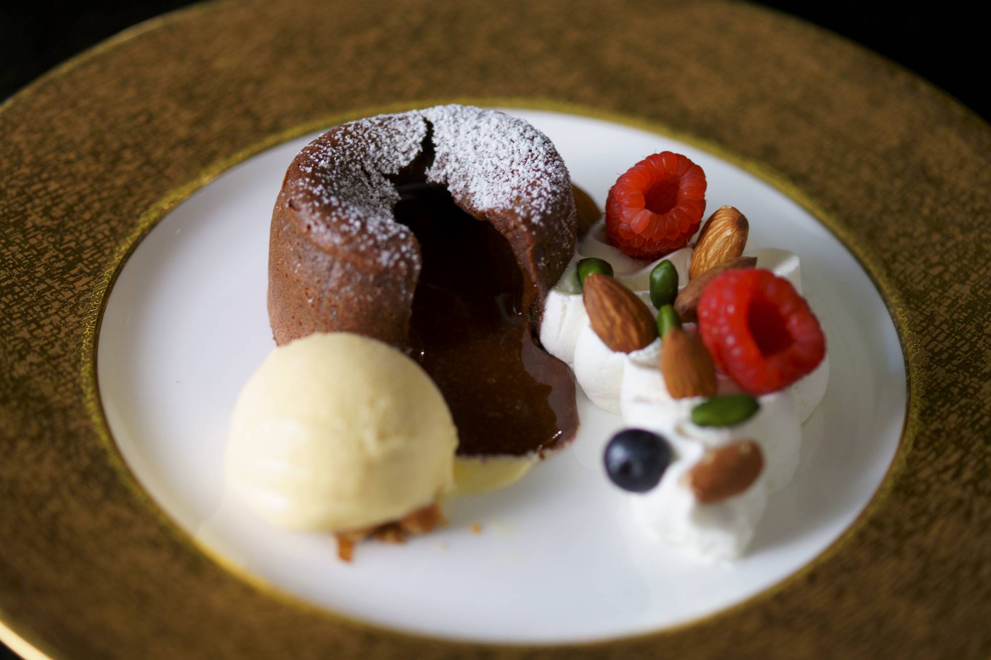 鎧塚俊彦シェフ直伝！「フォンダンショコラ」の作り方【ときめき！くだものレシピ 4】 macaroni