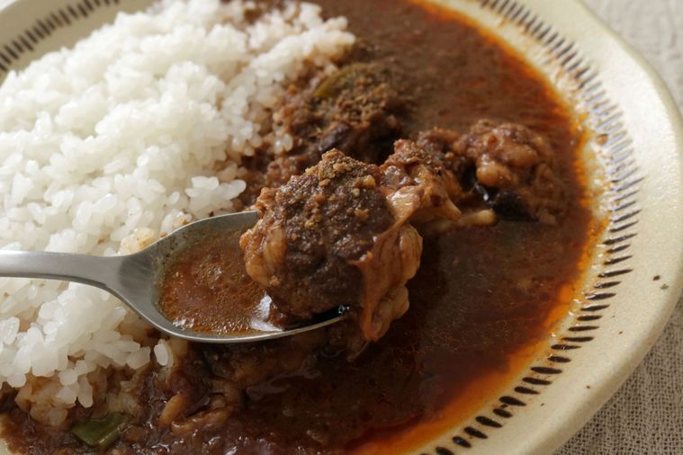 カレーをすくっているスプーン