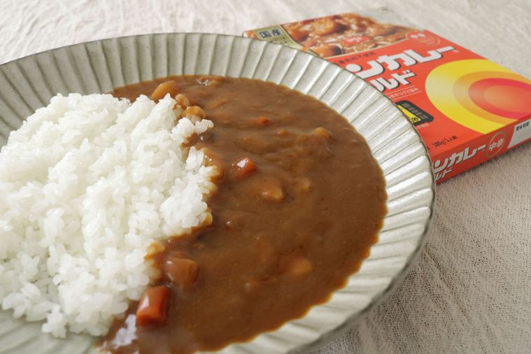 ボンカレーのパッケージとカレーライス