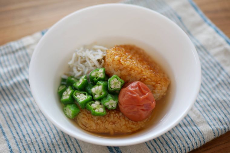白い器に焼きおにぎりのだし茶漬けが入っている