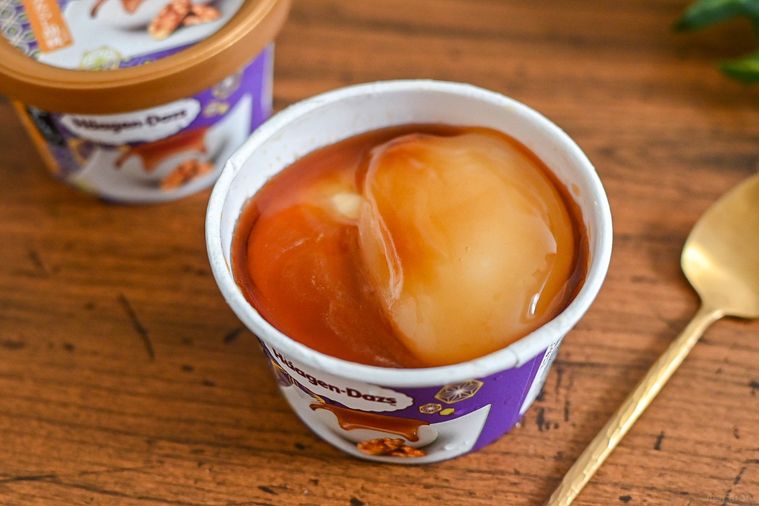 ハーゲンダッツ華もちが今年も登場!“香ばしみたらし胡桃” のとろっと溢れるみたらしがたまらない【365日アイス女子】の画像
