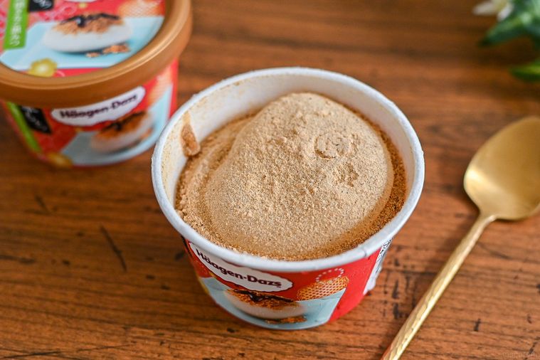 今年も登場!ハーゲンダッツ「華もち 吟撰きなこ黒みつ」は香ばしい風味広がる贅沢フレーバー【365日アイス女子】の画像