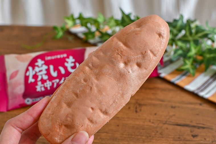 ファミマで買える「焼いも最中アイス」。芋感たっぷりで食感に驚かされた…【365日アイス女子】の画像