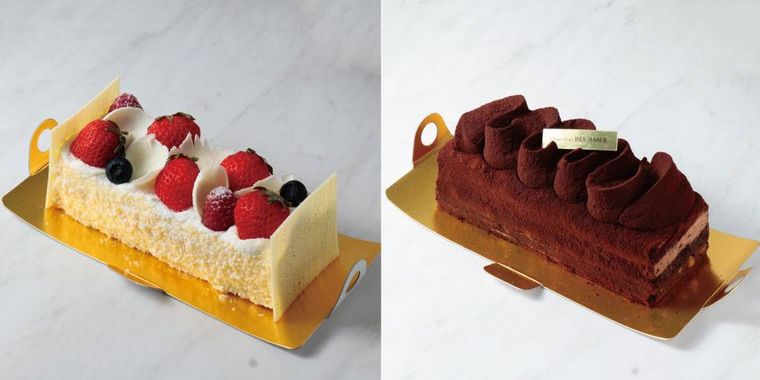 ショートケーキとチョコレートケーキが置いてある