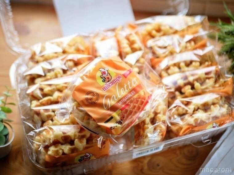 テーブルの上に置かれたコストコのベルギーバターワッフル