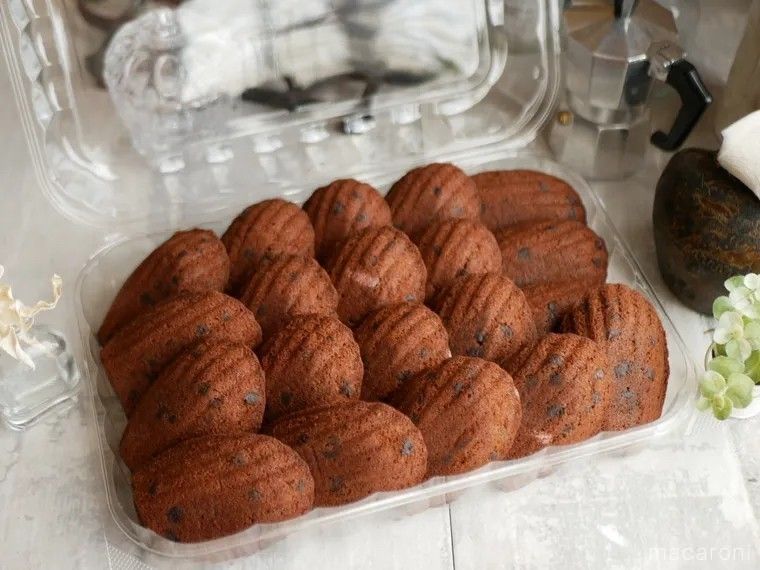 テーブルの上に置かれたコストコのチョコレートラバーマドレーヌ