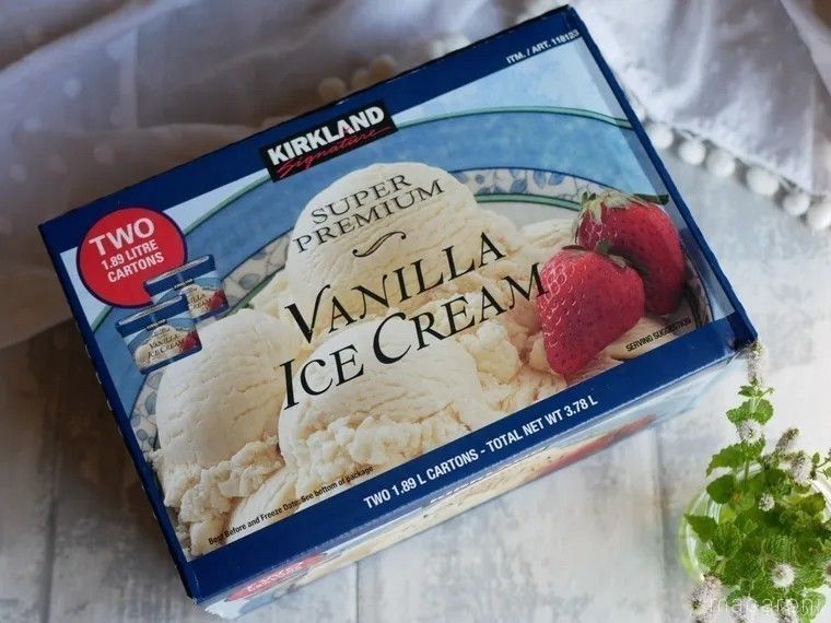 テーブルに置かれたコストコのバニラアイスクリーム