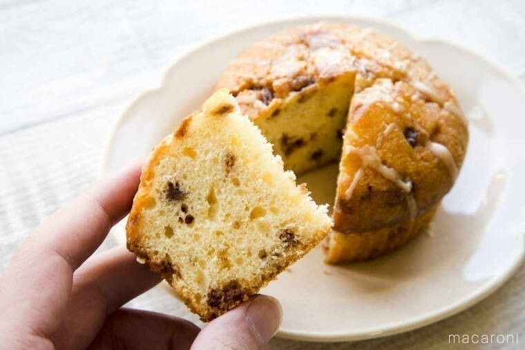 カットしたコストコのマフィンを持ち上げている様子