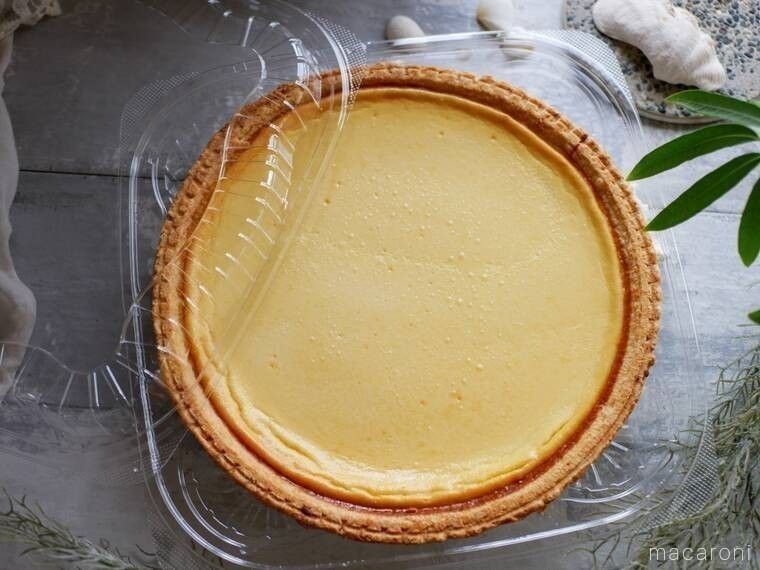 テーブルの上に置かれたコストコのトリプルチーズタルト