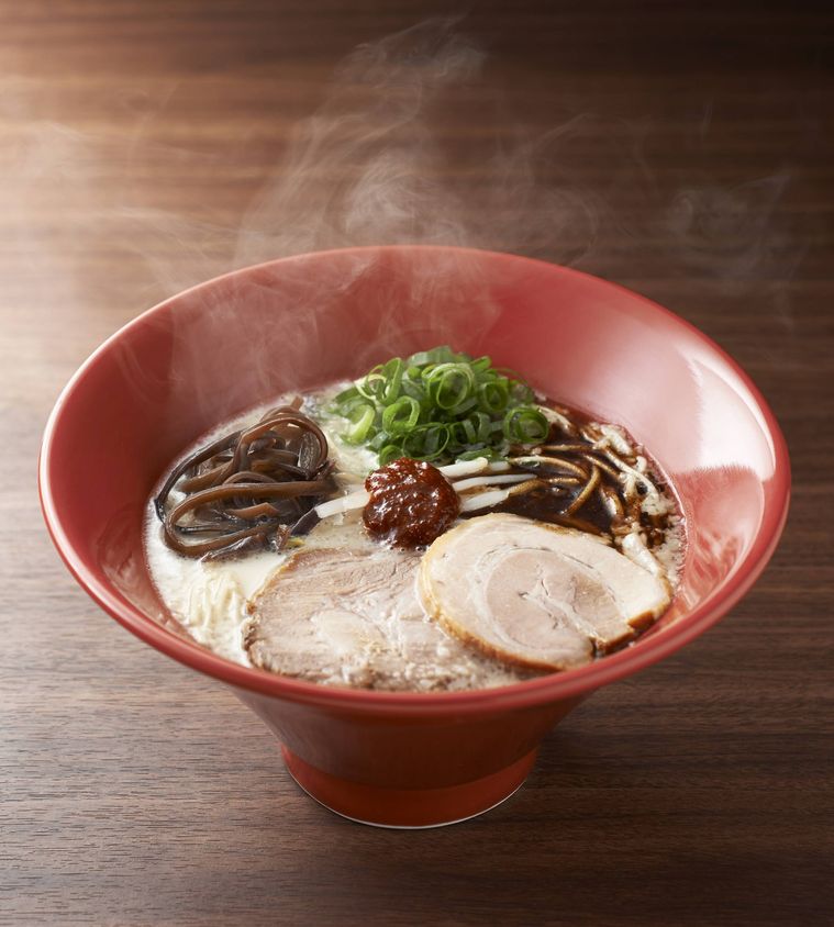 赤い丼にラーメンが入っておいてある