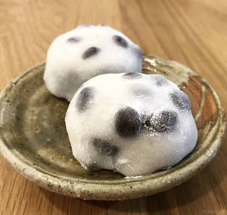 茶色のお皿にのった出町ふたばの名代 豆餅