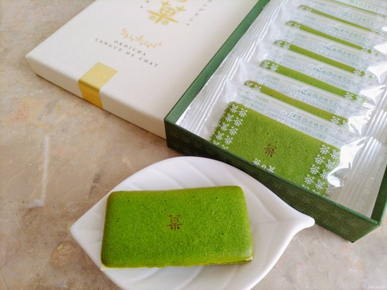 皿の上の茶の菓と箱入りの茶の菓