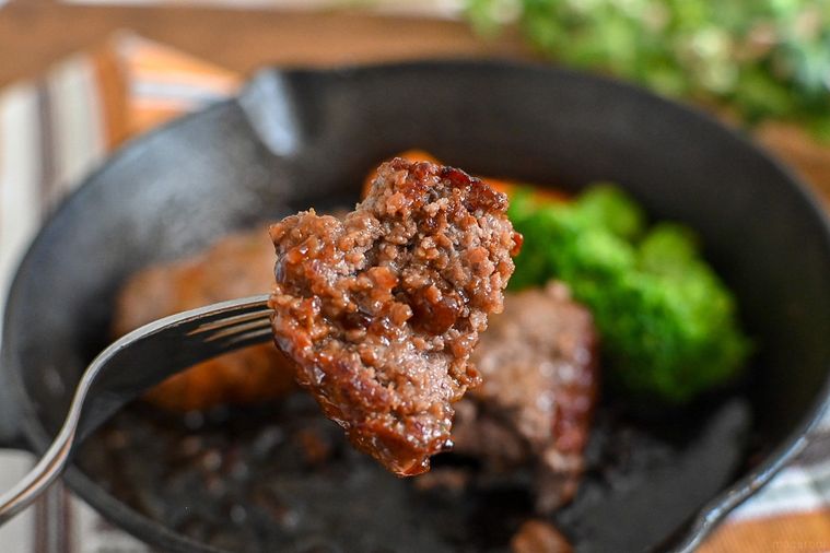 そのまんま肉バーグを持ち上げているところ