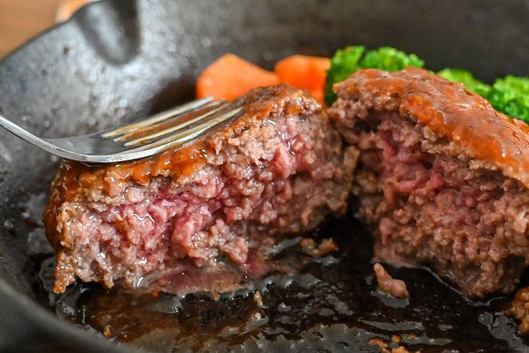 そのまんま肉バーグの肉汁が出てるところ