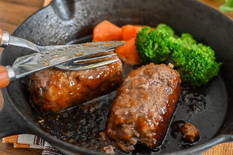 そのまんま肉バーグを押しながら焼き目をつけているところ