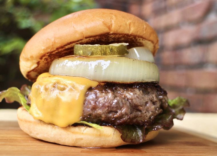 “和牛100%のハンバーガー” をテイクアウト限定で販売!久我山のイタリア料理店「コニファー」で味わえるの画像