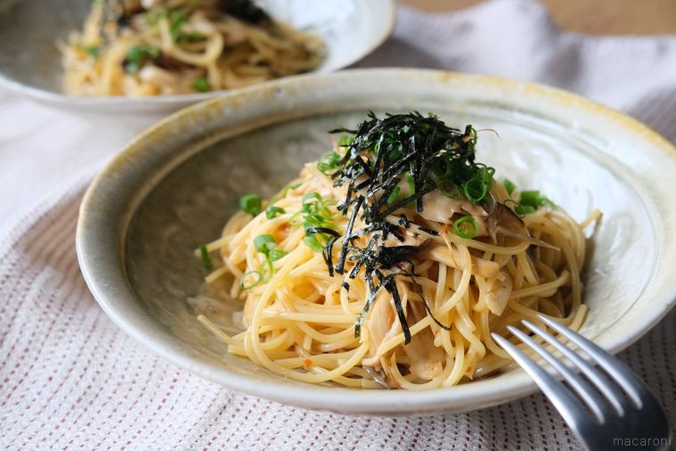 お皿に盛られたきのこのかんずりバターパスタ