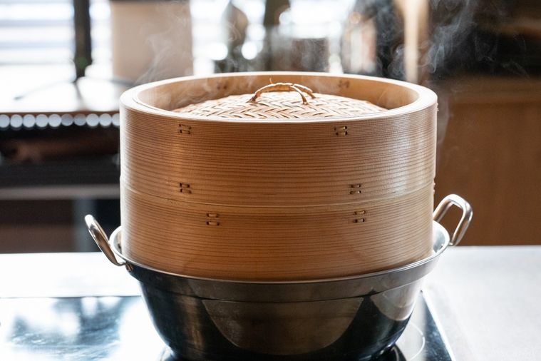 鍋にのせた蒸籠から湯気がたっている