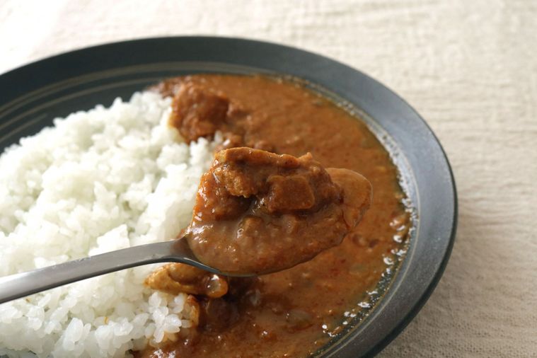 カレーをすくうスプーン