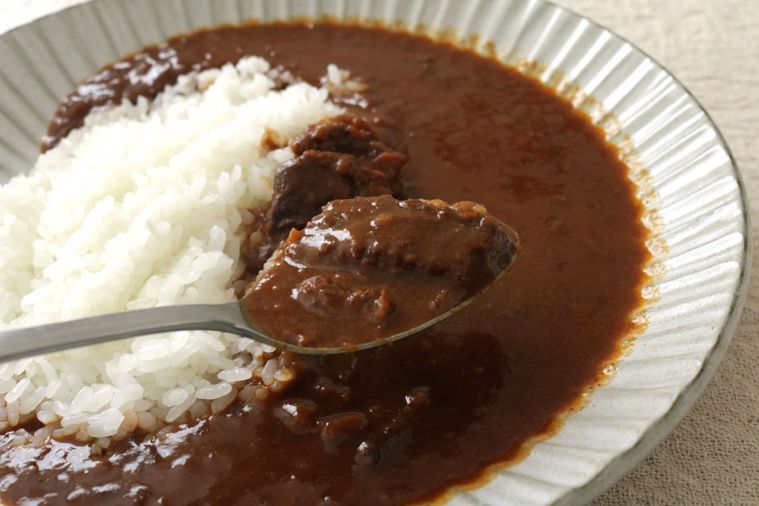 カレーをスプーンですくう