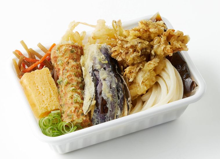 丸亀製麺のお弁当に新作登場!秋を味わう「秋野菜の天ぷらと定番おかずのうどん弁当」を販売の画像