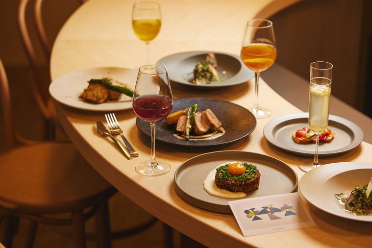 シックスカレーが「一夜限りの晩餐会」をスタート!スパイスカレーとスイーツのフルコースを堪能できるの画像