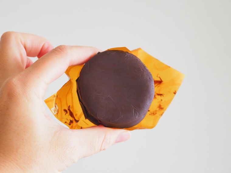 まるで高級なチョコパイ?ローソン「チョコクッキーサンド」の気になる味は…の画像