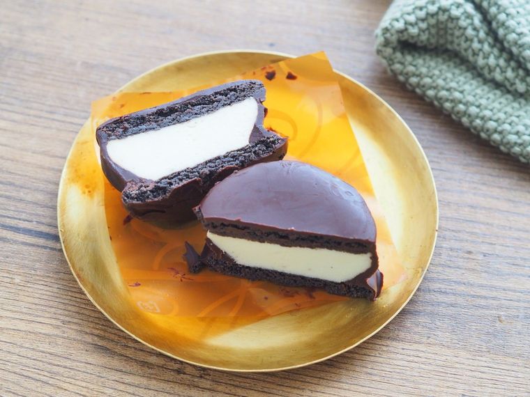 まるで高級なチョコパイ?ローソン「チョコクッキーサンド」の気になる味は…の画像