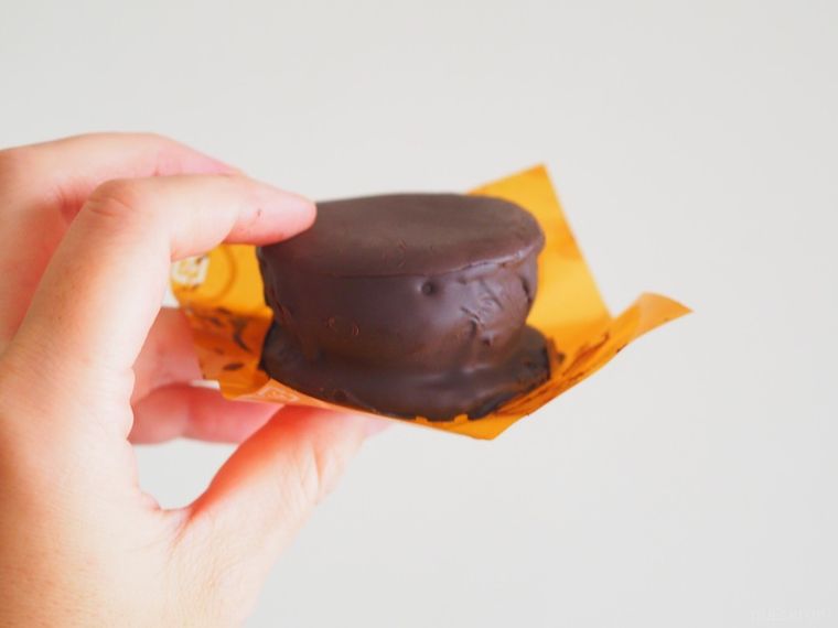 まるで高級なチョコパイ?ローソン「チョコクッキーサンド」の気になる味は…の画像