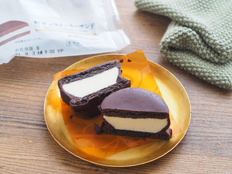 まるで高級なチョコパイ?ローソン「チョコクッキーサンド」の気になる味は…の画像