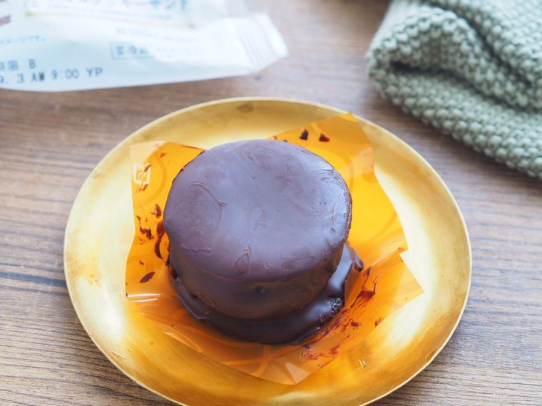 まるで高級なチョコパイ?ローソン「チョコクッキーサンド」の気になる味は…の画像