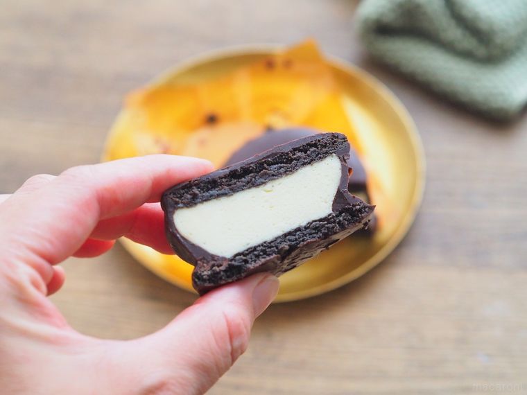 まるで高級なチョコパイ?ローソン「チョコクッキーサンド」の気になる味は…の画像