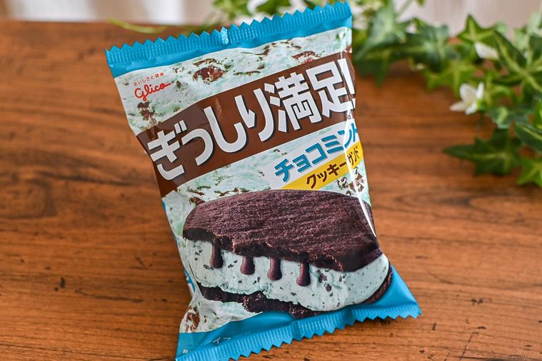 ファミマ限定 “ぎっしり満足!チョコミント” のクッキーサンド。カリッと食感のチョコにハマる【365日アイス女子】の画像