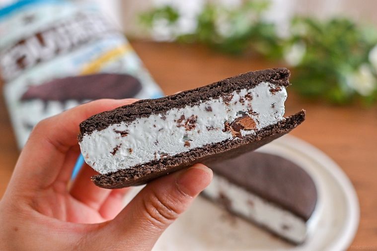 ファミマ限定 “ぎっしり満足!チョコミント” のクッキーサンド。カリッと食感のチョコにハマる【365日アイス女子】の画像
