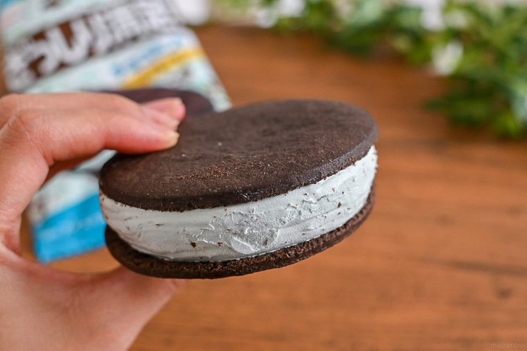 ファミマ限定 “ぎっしり満足!チョコミント” のクッキーサンド。カリッと食感のチョコにハマる【365日アイス女子】の画像