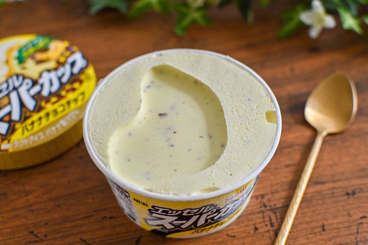 スーパーカップ新作「バナナチョコチップ」はミルキーな味!パリパリチョコもたっぷり【365日アイス女子】の画像